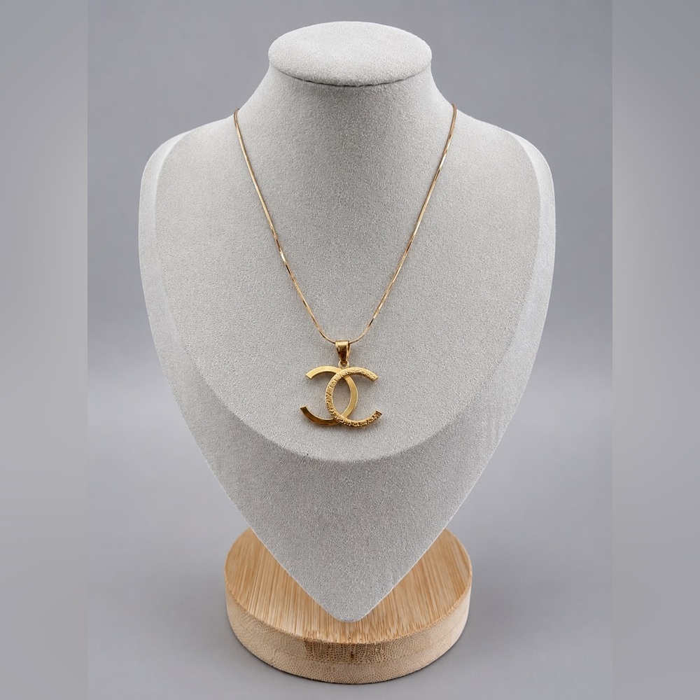 18K 18KT Yellow Gold Interlocking CC Women’s Pendant Charm - Picture 6 of 11